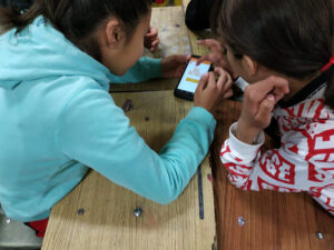 Alumnas jugando piramides de numeros