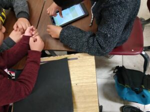 alumnos jugando piramides de numeros